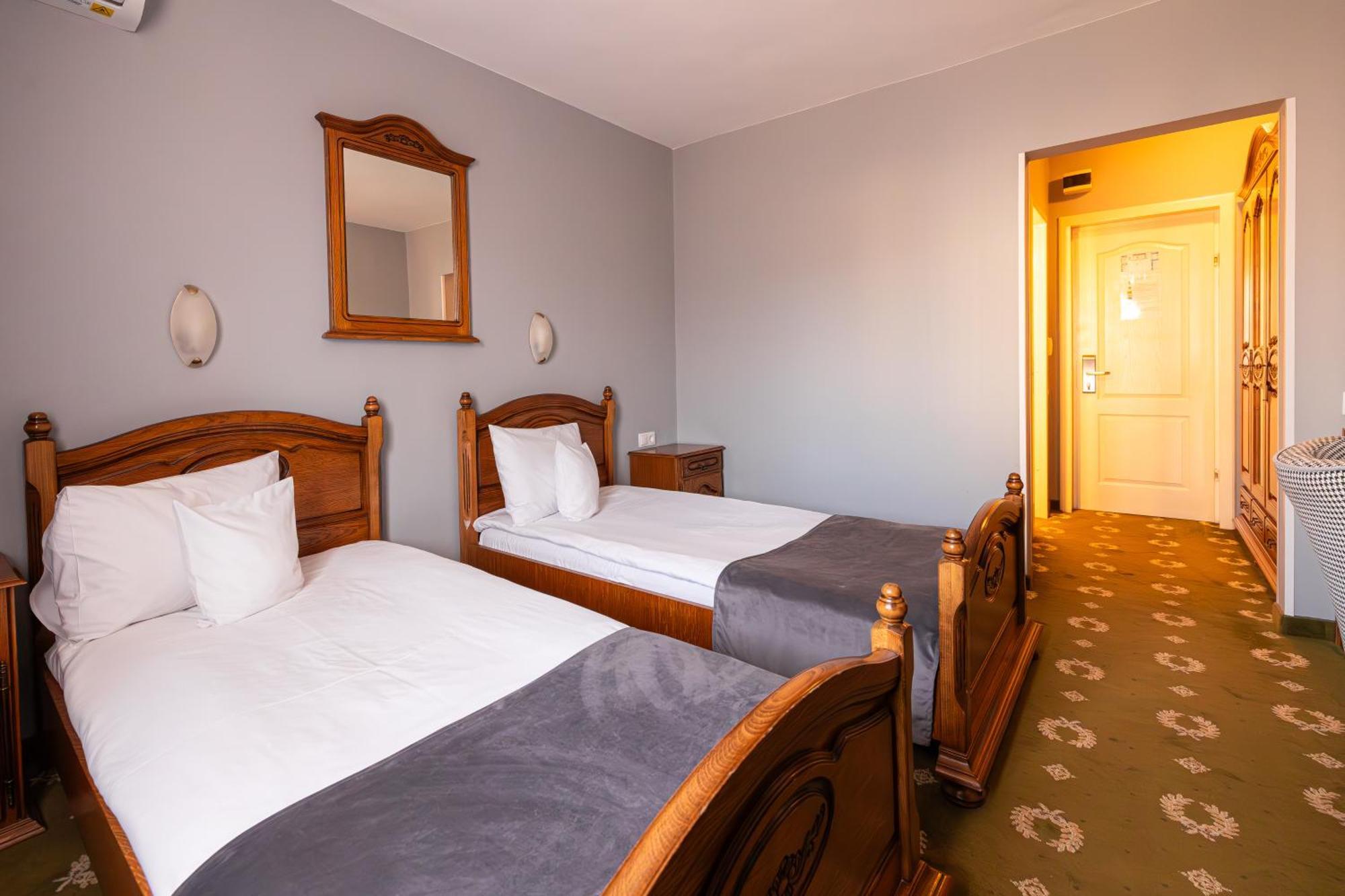 Hotel Brilliant Meses Zalău Esterno foto