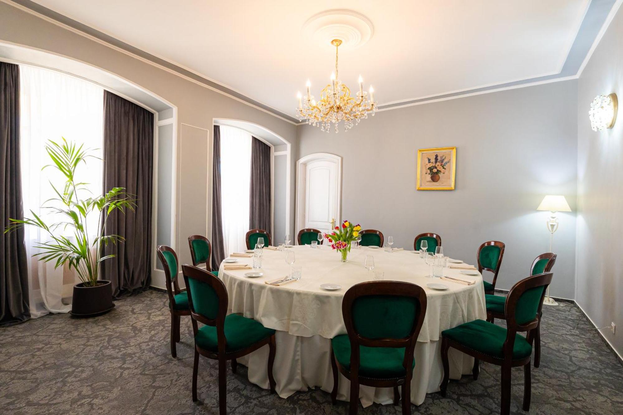 Hotel Brilliant Meses Zalău Esterno foto